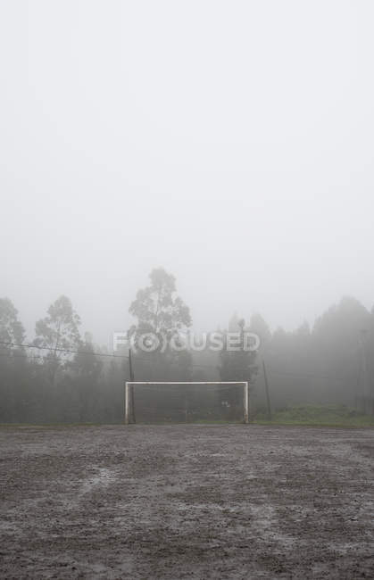 Spagna, Galizia, Valdovino, campo di calcio fangoso in una giornata piovosa e nebbiosa — Foto stock