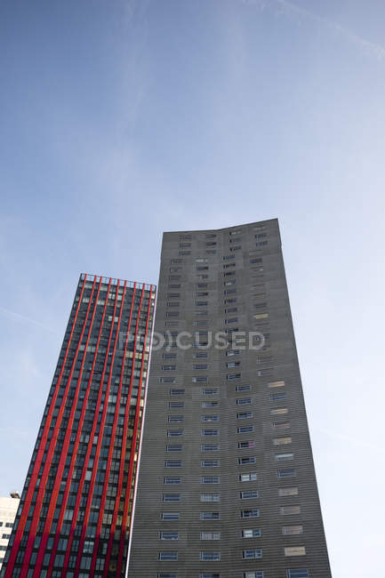 Países Bajos, Rotterdam, vista a la moderna torre de oficinas y el edificio residencial de gran altura en primer plano - foto de stock