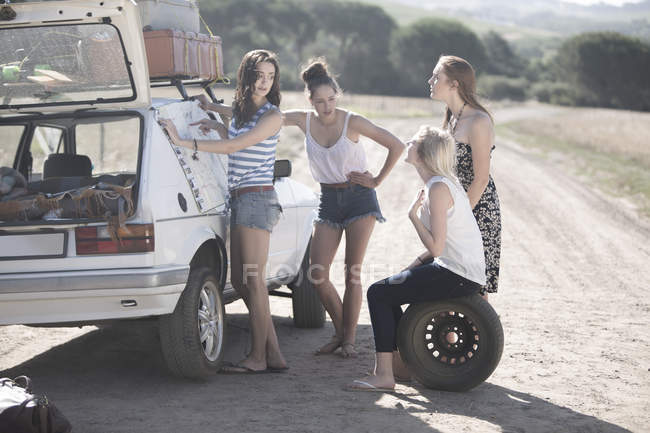 Amigos em uma viagem de carro ter um colapso — Fotografia de Stock