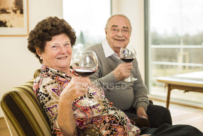 Старший пара розслаблюючій в окулярах червоне вино — стокове фото