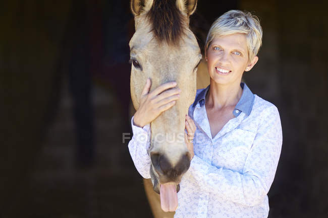 Portrait de femme souriante avec cheval — Photo de stock