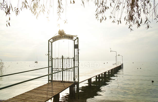 Italy, Garda, Lake Garda, jetty — Stock Photo
