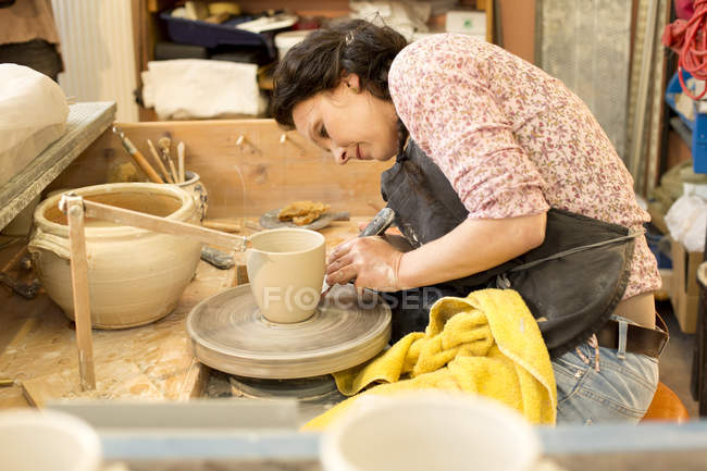 Potier en atelier travaillant sur la roue des potiers — Photo de stock