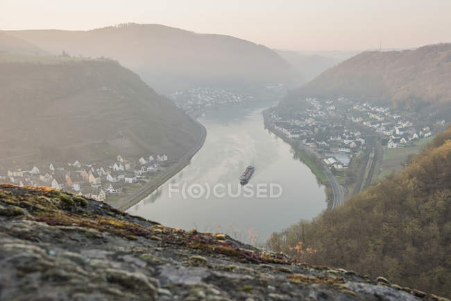 Німеччина, Рейнланд-Пфальц, вид на річку Мозель з Ausoniusstein — стокове фото