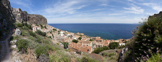 Grecia, Monemvasia, paesaggio urbano sull'acqua durante il giorno — Foto stock