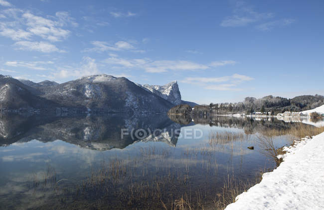 Austria, Alta Austria, Salzkammergut, Lago di Mondsee e Drachenwand in inverno — Foto stock