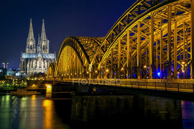 Illuminated Cologne Cathedral and Hohenzollern bridge at night, Cologne, Germany — Stock Photo