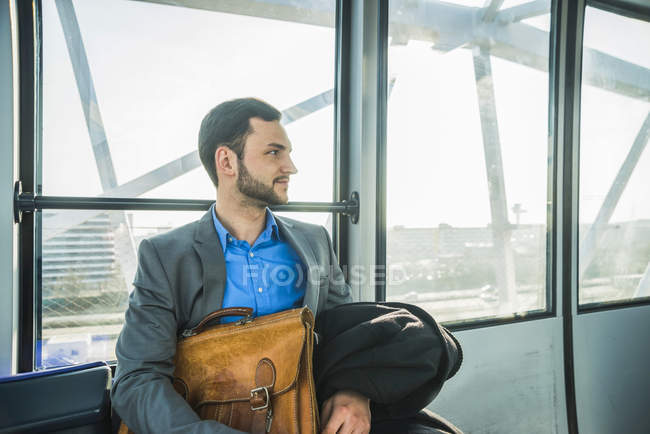 Молодой бизнесмен, сидящий в автобусе в аэропорту — стоковое фото