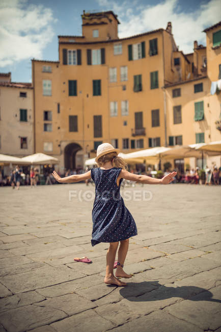 Back view of little girl dancing at the Piazza dell'Anfiteatro — Stock Photo