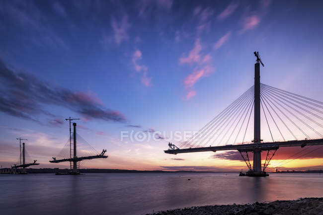 Schottland, Bau der Königinnenfährenbrücke bei Sonnenuntergang — Stockfoto