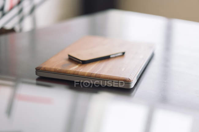 Portátil y smartphone de madera - foto de stock