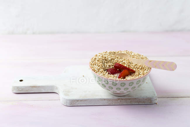 Wholemeal quinoa with buttermilk and strawberries — Stock Photo