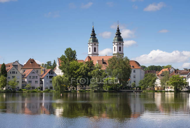 Alemania, Baden-Wuerttemberg, Suabia, Alta Suabia, Bad Waldsee, ciudad por lago e iglesia parroquial San Pedro - foto de stock
