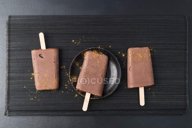 Homemade chocolate cinnamon popsicles — Stock Photo
