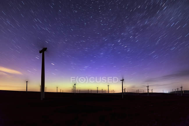 Escocia, Dunbar, parque eólico bajo el cielo estrellado - foto de stock