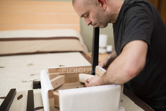 Людина зборки меблів на дому з викрутки — Stock Photo