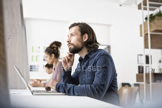 Kollegen im Büro arbeiten am Laptop — Stockfoto