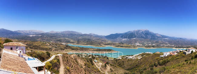 Spagna, Andalusia, Lago Vinuela e vista delle rocce durante il giorno — Foto stock