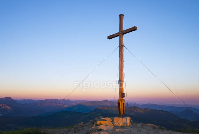 Germania, Baviera, Allgaeu, Croce al vertice sul Corno di Riederberger — Foto stock