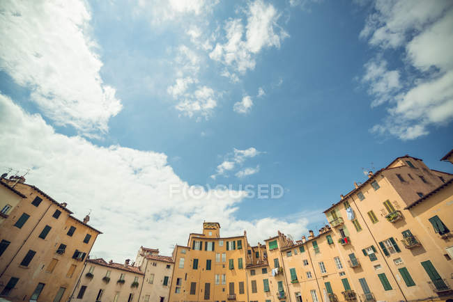 Italien, Lucca, Häuserzeile an der Piazza dell 'anfiteatro — Stockfoto