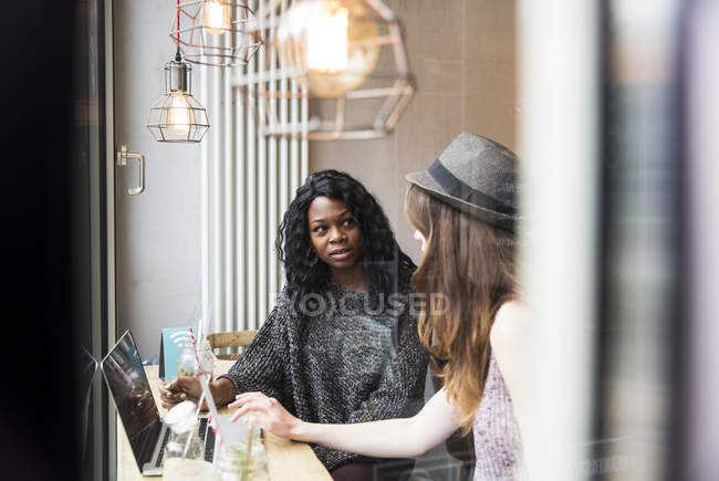 Zwei Freunde bei einem Besprechungscafé mit Laptop — Stockfoto