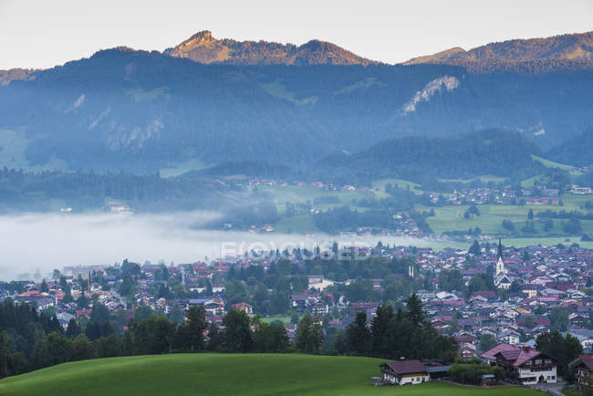 Alemanha, Baviera, Vale de Stillach perto de Oberstdorf, nevoeiro matutino, montanha Engenkopf no fundo — Fotografia de Stock