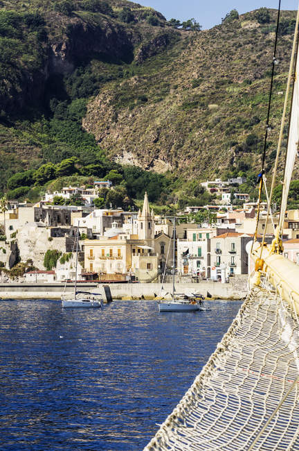 Italia, Sicilia, Lipari, Navi portuali e a vela — Foto stock