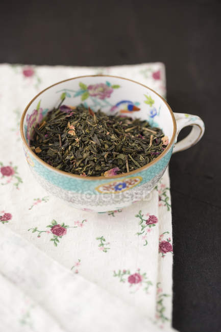 Xícara de chá de chá verde chinês com pétalas de rosa — Fotografia de Stock