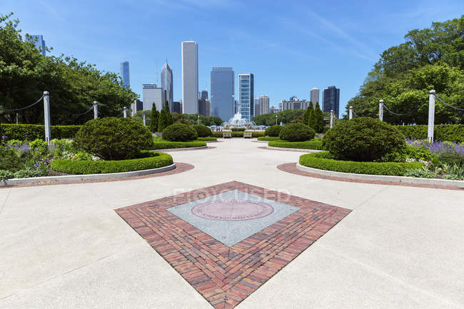 USA, Illinois, Chicago, Millennium Park with Buckingham Fountain — Stock Photo