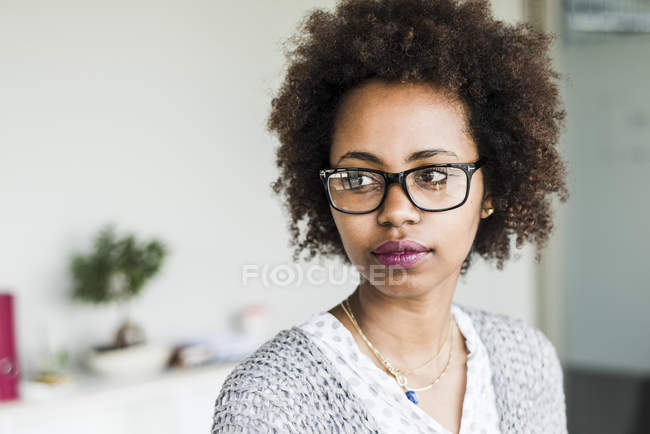 Portrait de femme d'affaires portant des lunettes regardant de côté — Photo de stock
