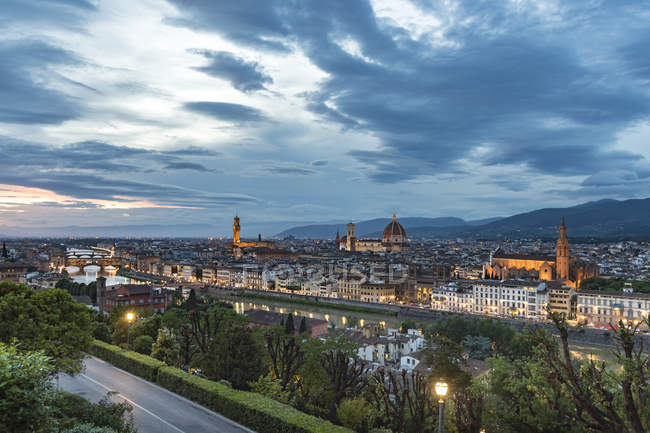 Italia, Toscana, Firenze, centro storico e fiume Arno la sera — Foto stock