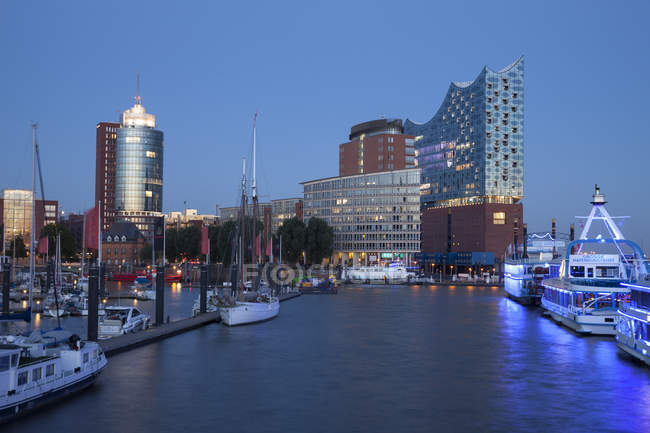 Allemagne, Hambourg, vue sur Columbus House, Kehrwiederspitze et Elbphilharmonie à Hafencity — Photo de stock