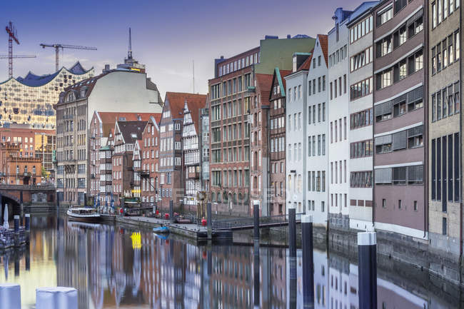 Germania, Amburgo, Edifici storici a Nicolaifleet con il cantiere Elbphilharmonie sullo sfondo — Foto stock