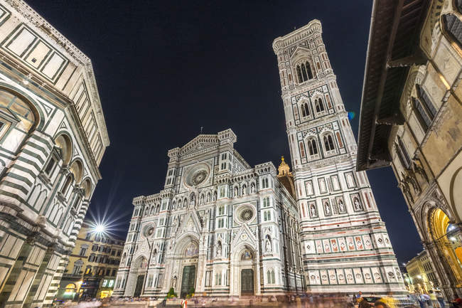 Itália, Toscana, Florença, Piazza del Duomo, Basílica de Santa Maria del Fior à noite — Fotografia de Stock