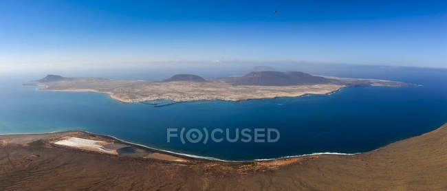 Espanha, Ilhas Canárias, Lanzarote, vista sobre a Ilha La Graciosa de Mirador del Rio — Fotografia de Stock