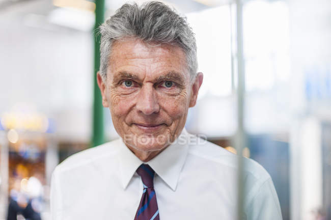 Retrato de un hombre de negocios de confianza - foto de stock