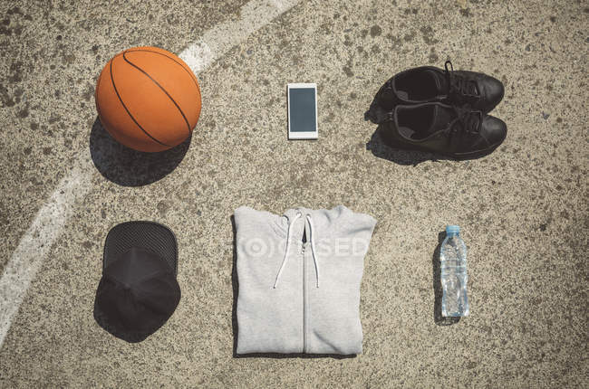 Artículos de baloncesto en el suelo de la cancha de baloncesto - foto de stock