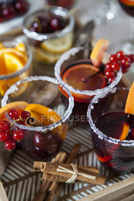 Сангрія з корицею, апельсином, ягодами в склянці з цукром — стокове фото