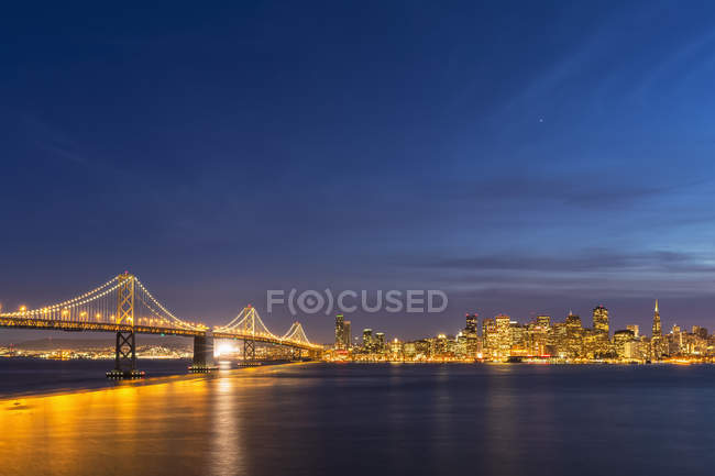 USA, California, skyline di San Francisco e Oakland Bay Bridge la sera — Foto stock