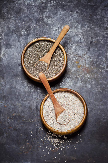Ciotole di legno di semi di chia bianco e nero — Foto stock