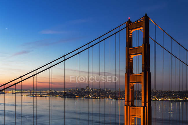 EUA, Califórnia, São Francisco skyline e Golden Gate Bridge na hora azul — Fotografia de Stock