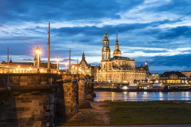 Germania, Sassonia, Dresda, Cattedrale di Dresda, Ponte di Augusto e il fiume Elba la sera — Foto stock