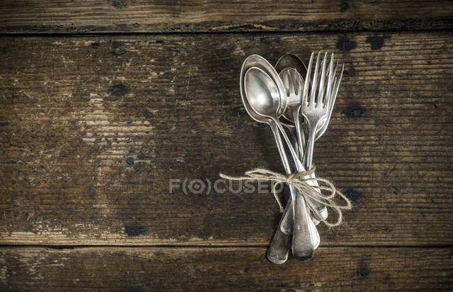 Horquillas y cucharas viejas atadas con cuerda - foto de stock