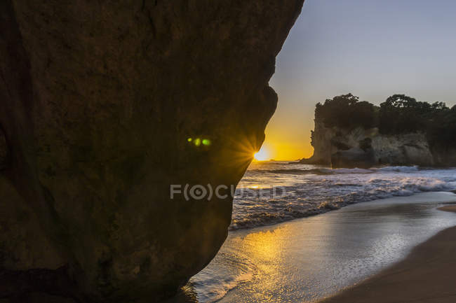 Nuova Zelanda, Wanganui, sole che sorge dietro la roccia — Foto stock
