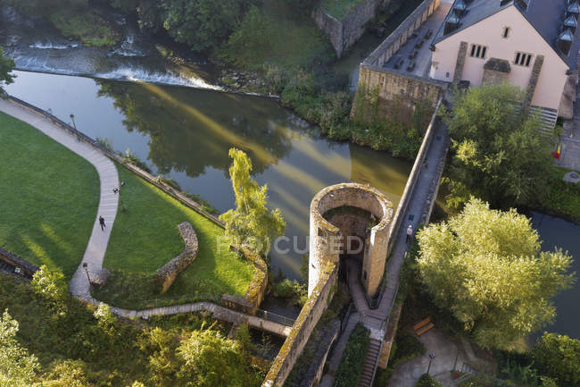Lussemburgo, Città del Lussemburgo, Veduta dalle casematte, Roccia di Bock sul fiume Alzette e parte della rovina di Lucilinburhuc — Foto stock