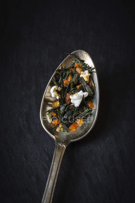 Чайная ложка чая Гэнмайча на черном фоне — стоковое фото
