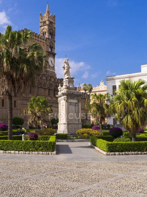 Italy, Sicily, Palermo, statue at cathedral Maria Santissima Assunta — Stock Photo
