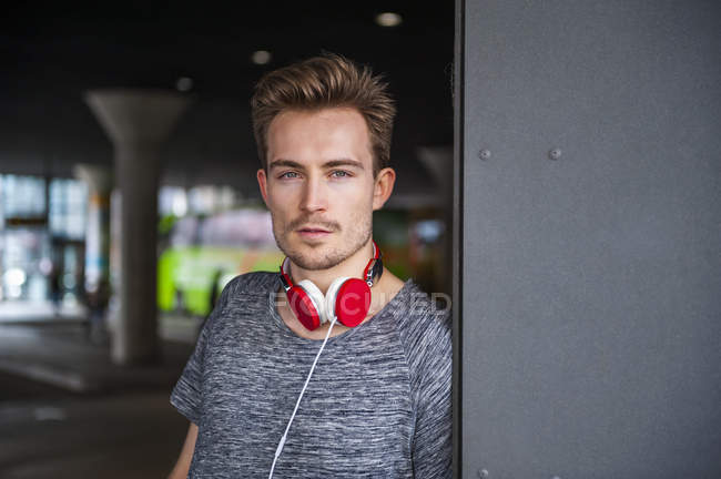 Портрет молода людина з червоним навушники — стокове фото