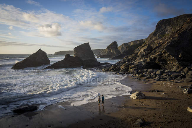 England, Cornwall, Bedruthan Steps. Two boys at the ocean coast — Stock Photo