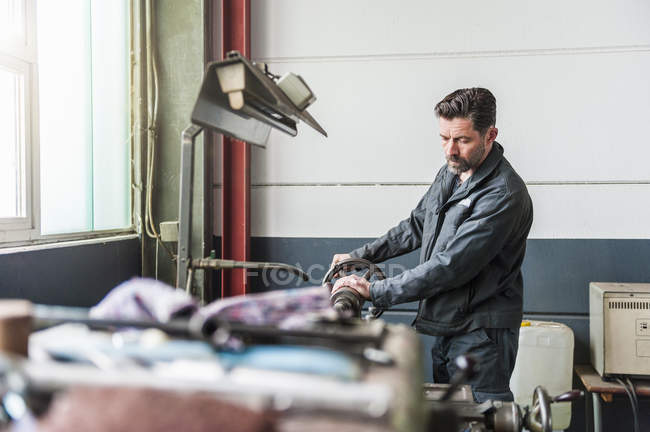 Машинист, работающий на токарном станке, вид сбоку — стоковое фото